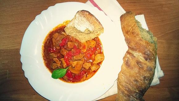 Boeuf Stroganow z czerwoną papryką