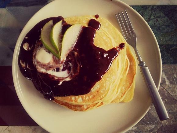 Pancakes na serku homogenizowanym z sosem pomarańczowo-czekoladowym