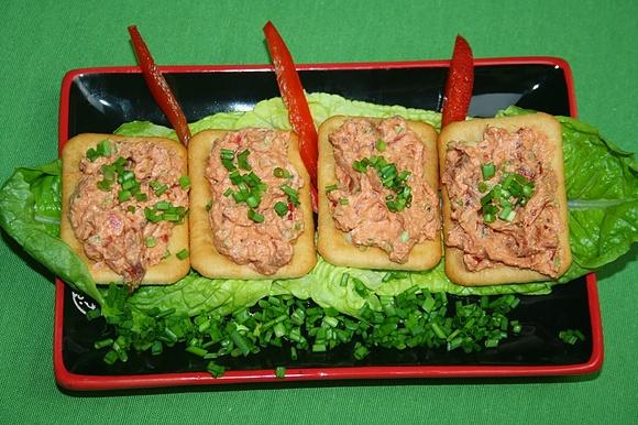 Pasta z suszonych pomidorów na krakersach