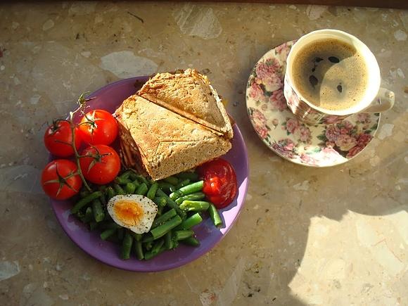 Nadziany tost z pieczarkami, kurczakiem i warzywami