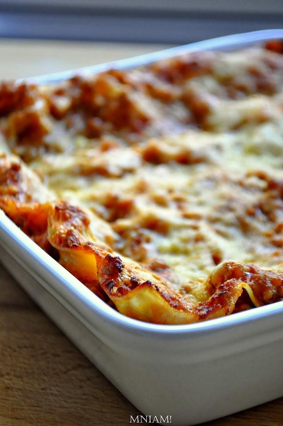 Lasagne bolognese z białym winem i pomidorami