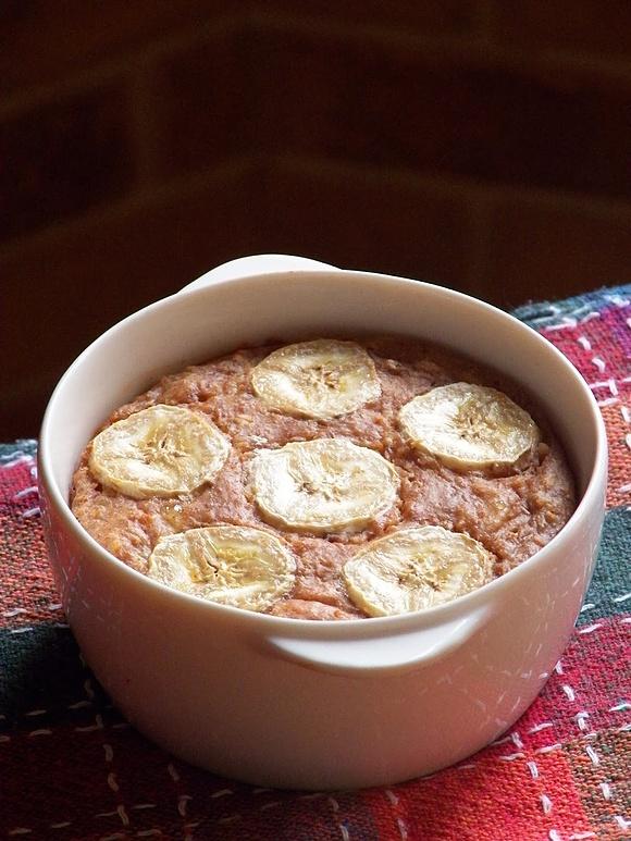 Pieczona owsianka bananowo-orzechowa - przepis na śniadanie mistrzów