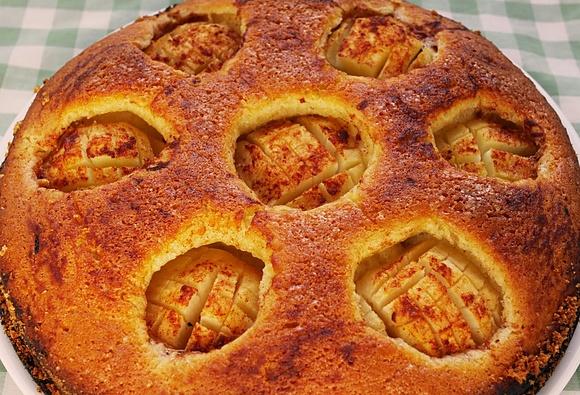 Placek z jabłkami - szybki i prosty deser na niedzielne popołudnie