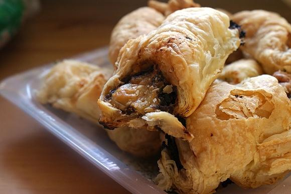 Koperty pieczarkowe w cieście francuskim