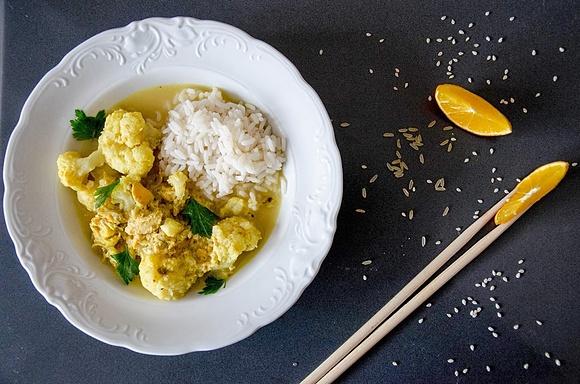 Curry z kalafiorem i łososiem