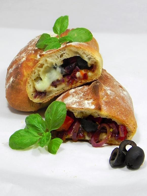 Calzone z suszonymi pomidorami oliwkami i czerwoną cebulą