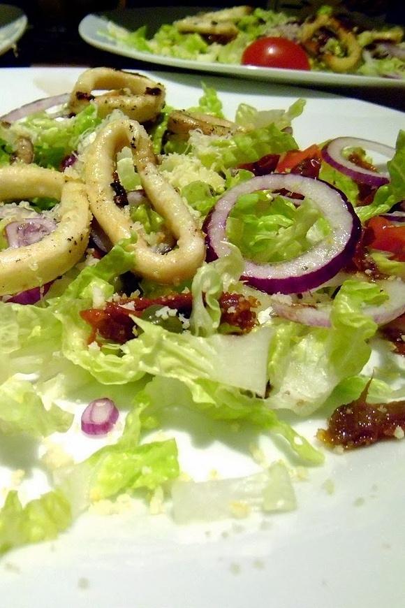 Sałatka z grillowanych kalmarów z suszonymi pomidorami i kaparami