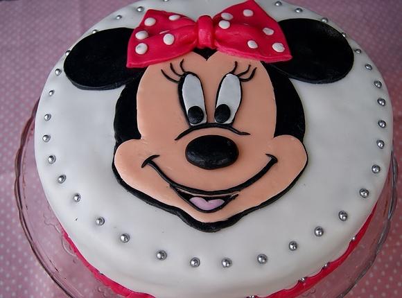 Myszka Minnie czekoladowy tort z wiśniową galaretką i bitą śmietaną