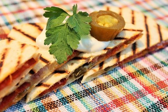 Quesadilla z serem cheddar chorizo i jalapeño