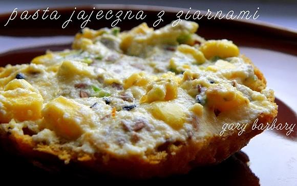 Pasta jajeczna z dietetycznym majonezem i ziarnami