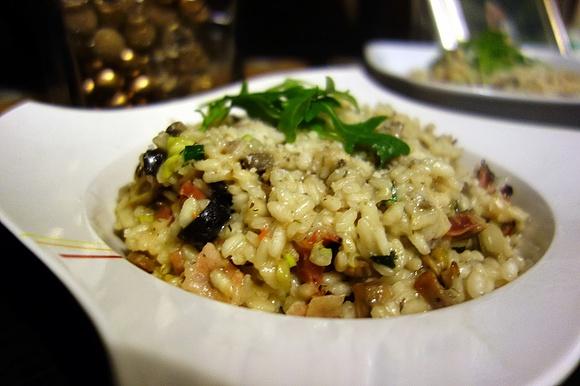 Risotto z pieczarkami, oliwkami i szynką szwardzwaldzką