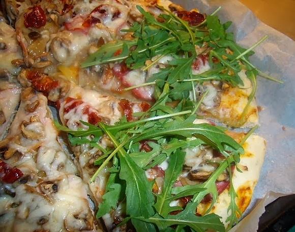 Pizza z suszonymi pomidorami i rukolą
