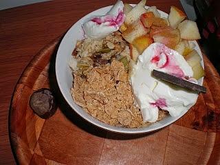 Jesienna owsianka z suszonymi śliwkami i orzechami