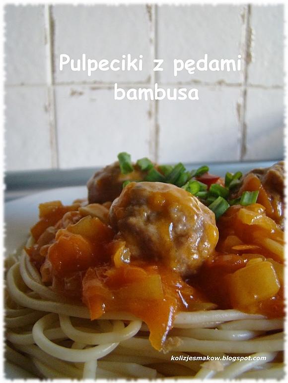Pulpeciki z pędami bambusa w słodkim sosie z papryką i ananasem