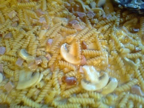 Zapiekanka makaronowa z pieczarkami i kiełbasą