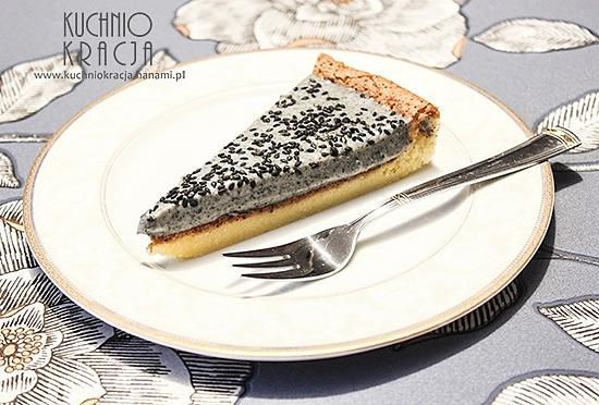 Ciasto z kremem z czarnego sezamu na Walentynki