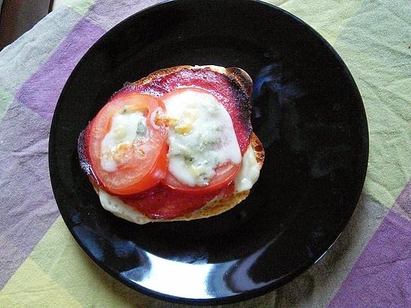 Męska fantazja na ciepło z mięsem, salami i gorgonzolą