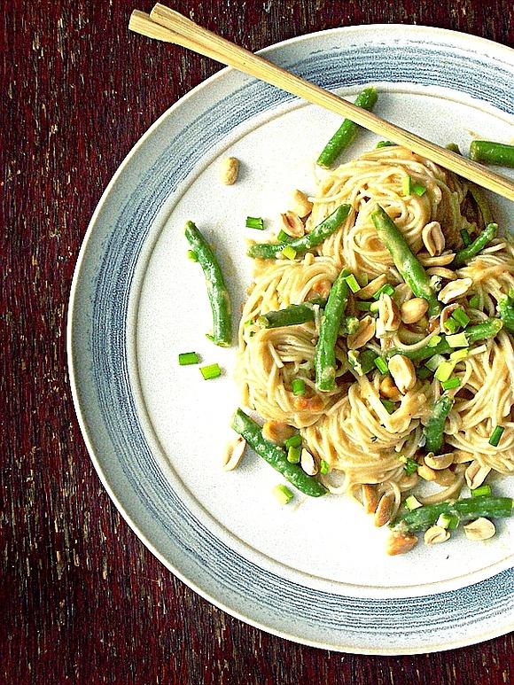 Makaron pszenny somen w sosie orzechowym z fasolką szparagową