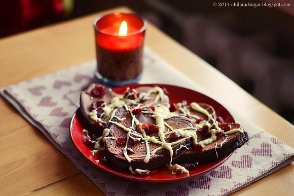 Kakaowe pancakes serduszka z białą czekoladą i suszoną żurawiną