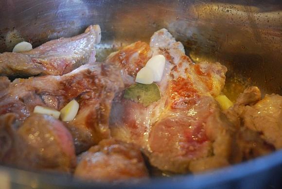 Podsmażona karkówka z przyprawami i cebulą pieczona w piekarniku