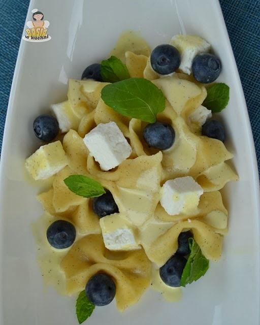 Waniliowy makaron farfalle z borówkami w sosie waniliowym