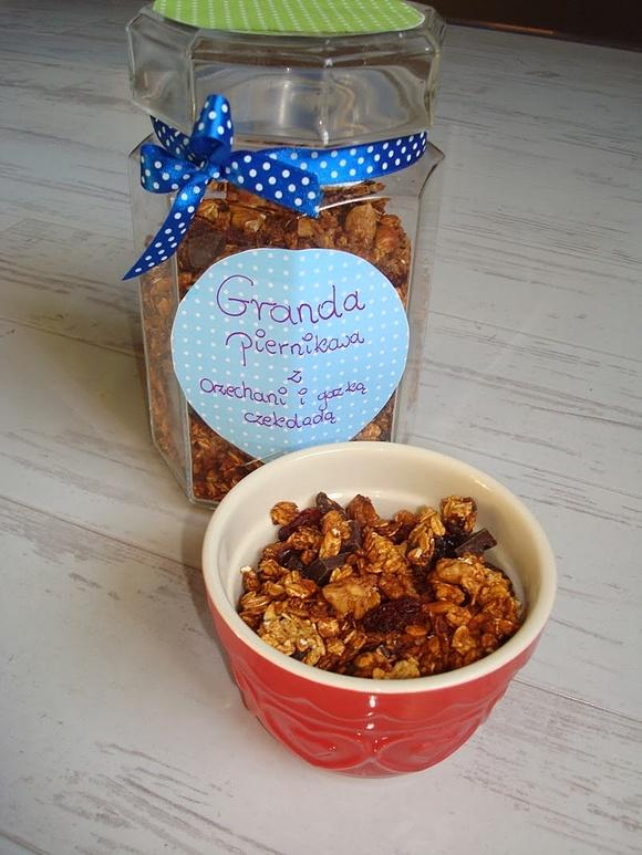 Granola piernikowa z orzechami i gorzką czekoladą