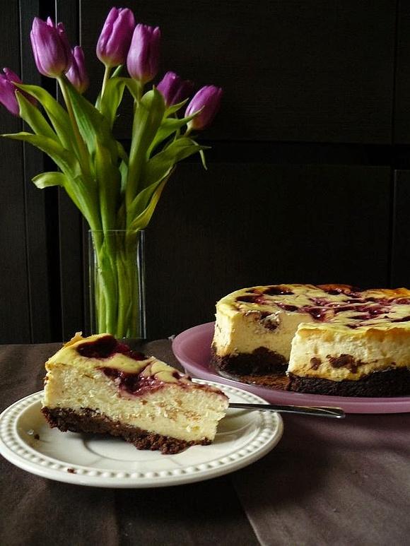 Waniliowy sernik na spodzie brownie z konfiturą wiśniową