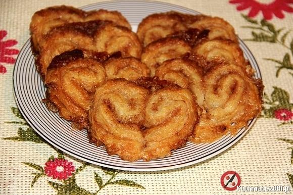 Cynamonowe ciastka z ciasta francuskiego na walentynki