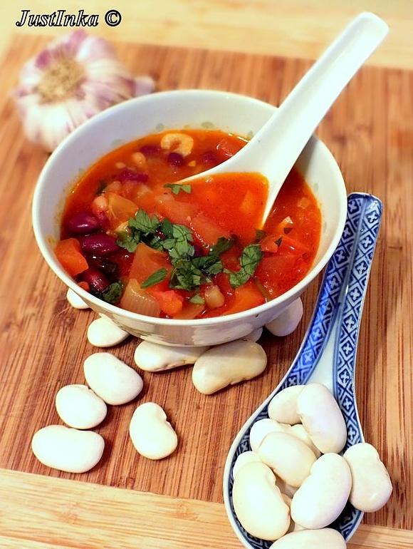 Zupa z białej i czerwonej fasoli z pomidorami i selerem naciowym