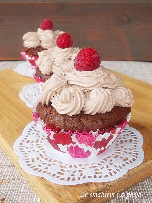 Muffinki orkiszowe z czekoladową bitą śmietaną