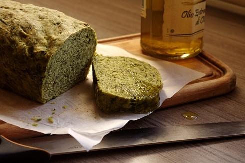 Love, spinach and green bread