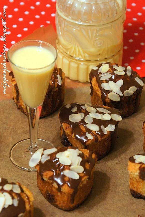Muffinki z advocatem czekoladą i migdałami na Walentynki