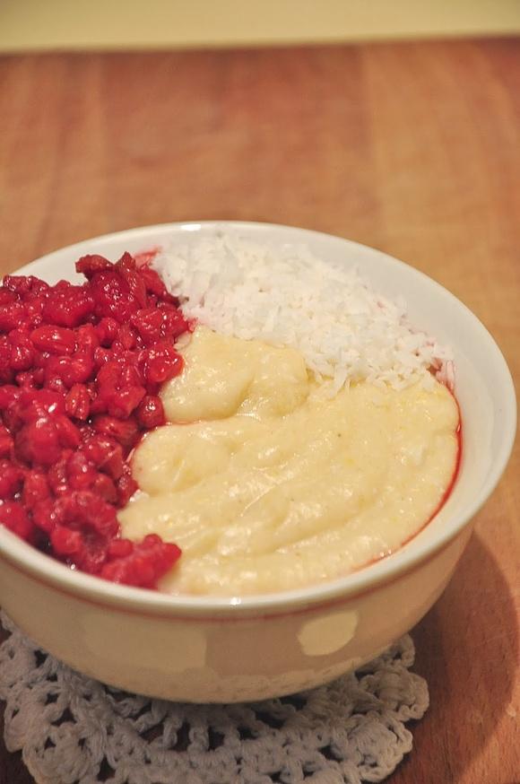 Jaglany budyń z malinami i goji, kokos i wanilia