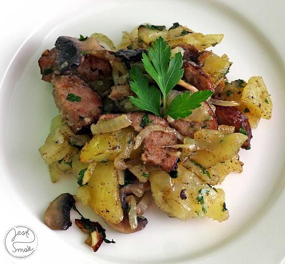 Zapiekanka ziemniaczano - pieczarkowa z kiełbasą
