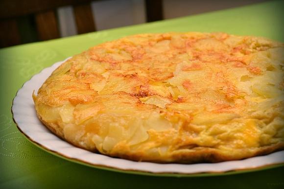 Tortilla de patatas - hiszpański omlet z ziemniaków