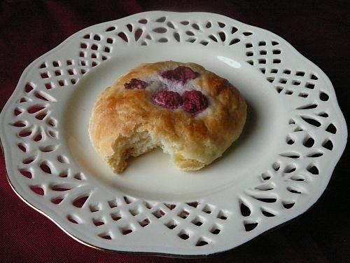 Drożdżówki z malinami ze wspólnego pieczenia
