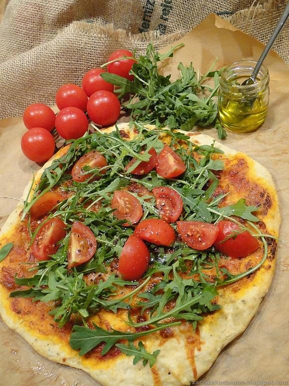 Pizza z rukolą i pomidorkami na Dzień Pizzy