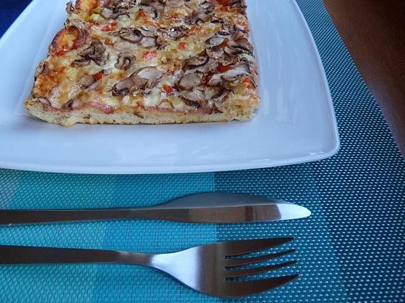 Pizza z salami na cieście z mąki i drożdży