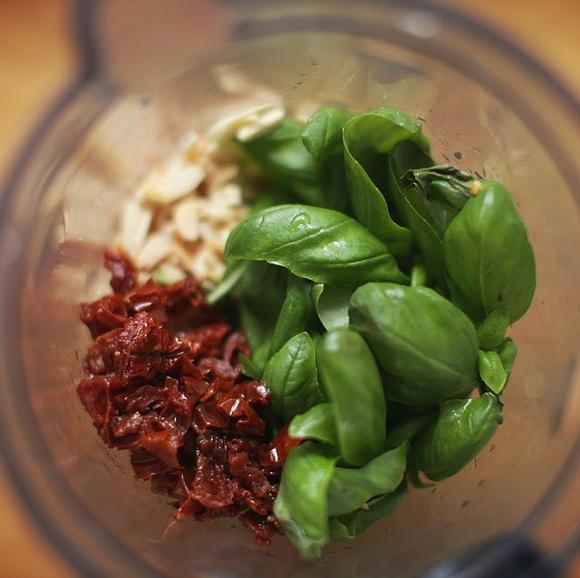 Pesto z migdałami i bazylią