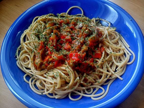 Spaghetti z warzywami i sosem pomidorowym