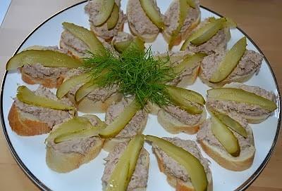 Bruschetta z pastą z tuńczyka, ogórków i kaparów