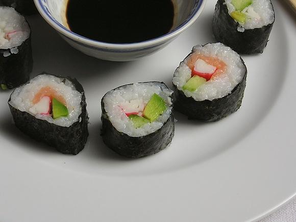Sushi – jak przygotować domowe sushi krok po kroku