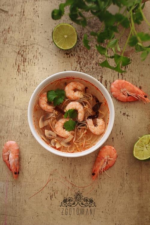 Zupa Tom Yum z makaronem sojowym, krewetkami i kiełkami fasoli mung