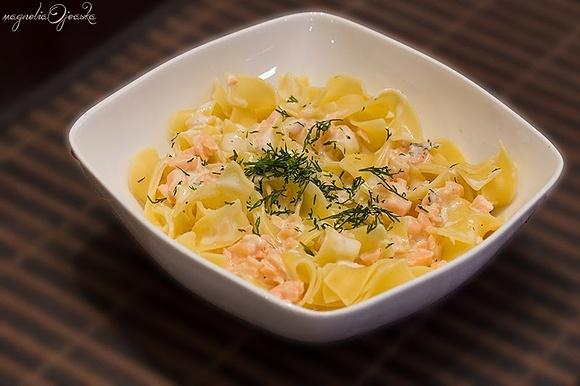 Tagliatelle z łososiem i śmietaną