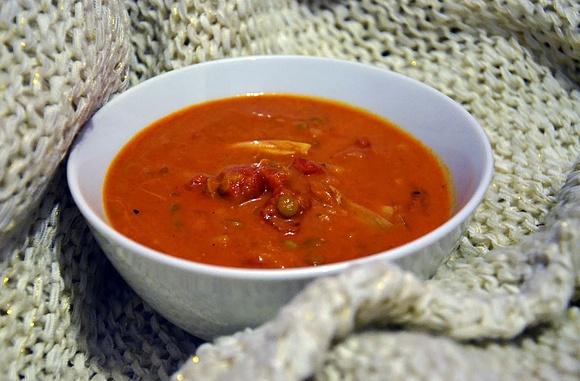 Zupa pomidorowa z imbirem i soczewicą