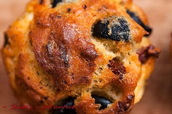 Muffiny z suszonymi pomidorami ricottą i czarnymi oliwkami