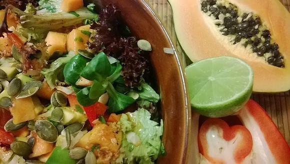 Meksykańska sałatka z papają, limonkiem, awokado i kolendrą