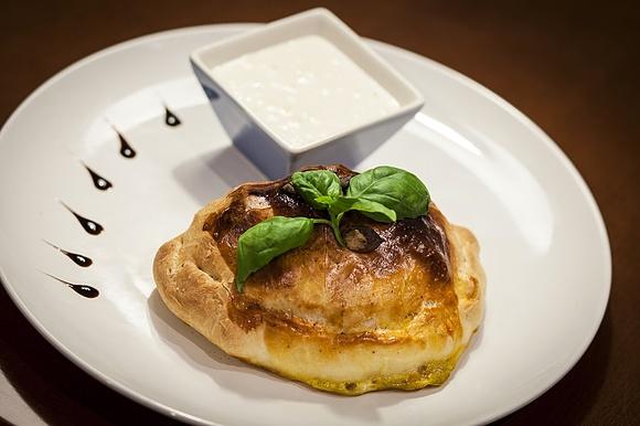 Calzone - włoskie pieczone pierożki z nadzieniem