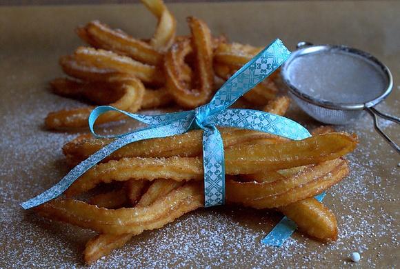 Churros - hiszpańskie słodkie wypieki z ciasta parzonego z nutką cytryny