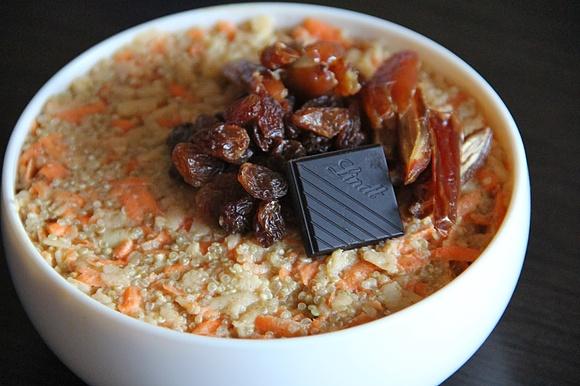 Quinoa w jesiennych smakach z jabłkiem i marchewką